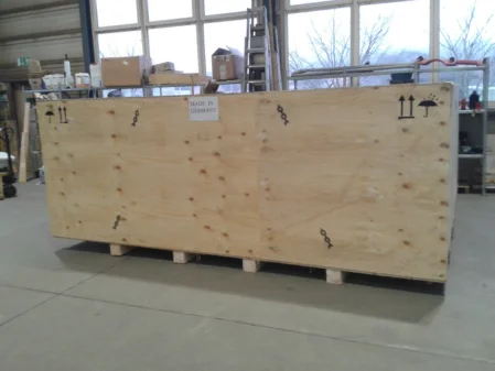 Verpackte Maschine in einer stabilen Export-Holzkiste für den Versand