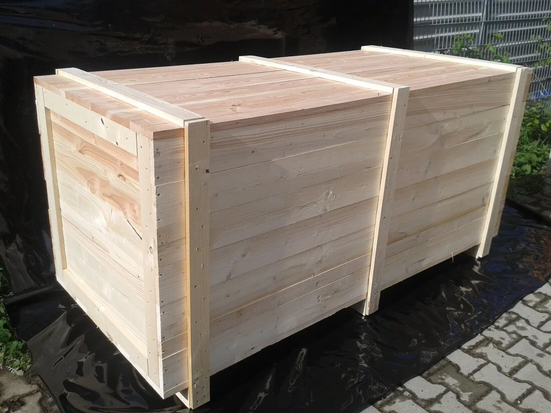 Facharbeiter verpackt eine Maschine in einer Holzkiste