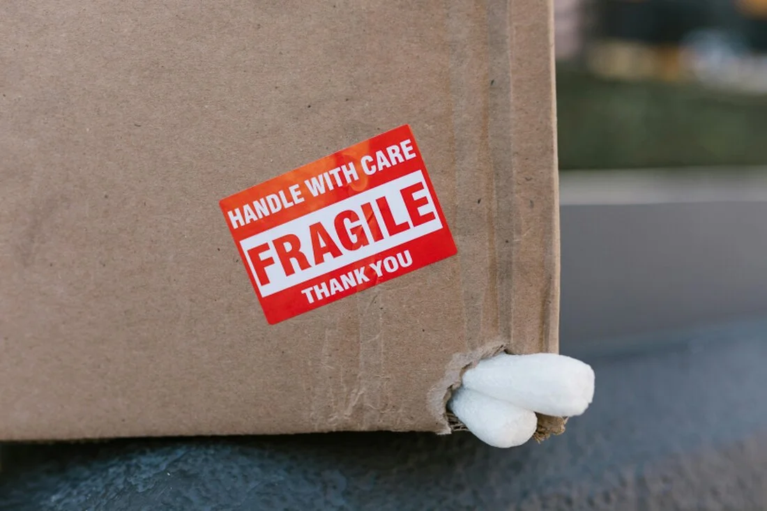 Empfindliche Geräte in schützender Verpackung mit Polsterung